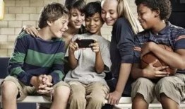 女孩爆料父母玩手机视频,父母沉迷玩手机，家庭关系陷入危机